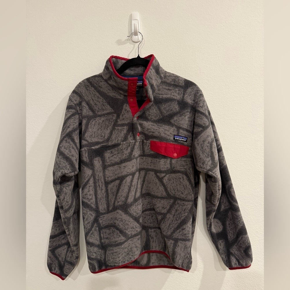 SOLD - Patagonia Men's Gray and Red Geometric Fleece Jacket - Picture 4 of 5